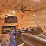 Luxe Cabin With Hot Tub, Theater, Pool Table, Arcade