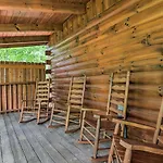Cabin With Deck And Fireplace Less Than 3 Mi To Dollywood!