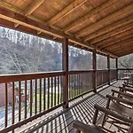 Smoky Mountain Cabin With Game Room And Hot Tub!