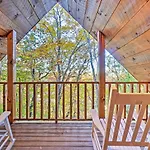 Grin N Bear It Cabin With Hot Tub And Fire Pit!