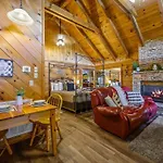 Cozy Studio Log Cabin In The Heart Of Pigeon Forge. Hot Tub. Honeymoon! Sleeps 2