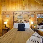 Cozy Studio Log Cabin In The Heart Of Pigeon Forge. Hot Tub. Honeymoon! Sleeps 2