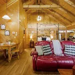 Cozy Studio Log Cabin In The Heart Of Pigeon Forge. Hot Tub. Honeymoon! Sleeps 2