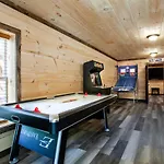 Pine Cove Cabin - Hot Tub, Game Room, Theater Room