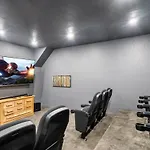 Grizzly Bears Resort - Luxury Cabin With Indoor Pool, Hot Tub, Theater, King Beds, Sleeps 16 In Heart Of Pigeon Forge