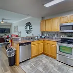 Fantastic Location! River And Mountain Views 2Br/2Ba Sleeps 6