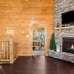 Luxury Cabin - Golden Tee, Hot Tub, Top Location!!