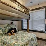 Blue Moon Ridge: Brand New Cabin! 5 Bedrooms, Pool/Hot Tub, Theatre