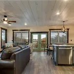 Blue Moon Ridge: Brand New Cabin! 5 Bedrooms, Pool/Hot Tub, Theatre
