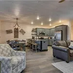 Blue Moon Ridge: Brand New Cabin! 5 Bedrooms, Pool/Hot Tub, Theatre