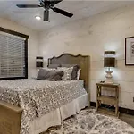 Blue Moon Ridge: Brand New Cabin! 5 Bedrooms, Pool/Hot Tub, Theatre