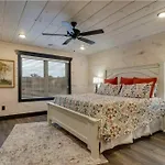 Blue Moon Ridge: Brand New Cabin! 5 Bedrooms, Pool/Hot Tub, Theatre