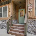 Blue Moon Ridge: Brand New Cabin! 5 Bedrooms, Pool/Hot Tub, Theatre