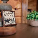 Shelter Me - 5 Miles To Dollywood , Hot Tub, Wi-Fi, Game Room