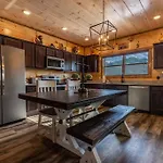 Shelter Me - 5 Miles To Dollywood , Hot Tub, Wi-Fi, Game Room