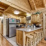 Ern819 - Mountain Majesty - Great Location! Close To All The Action! Cabin