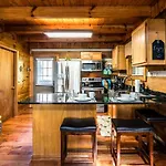 Er17 - The Perfect Getaway - Great Location - Close To Town! Cabin