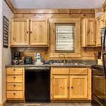 Er301 - Eagle\'S Hideaway - Great Location! Close To All The Action! Cabin