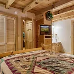 Er50 - Creekside - Great Location, Close To All The Action! Cabin