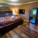 Steps From Downtown Pigeon Forge Parkway + Private Hottub And Firepit - Wifi - Firefly Bungalows
