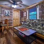 Steps From Downtown Pigeon Forge Parkway + Private Hottub And Firepit - Wifi - Firefly Bungalows