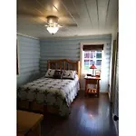 Creekside Haven - Authentic Cabin, Outstanding Location