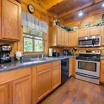 Moonlight Theater Lodge, 3 Bedrooms, Hot Tub, Pool, Sleeps 14