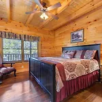 Moonlight Theater Lodge, 3 Bedrooms, Hot Tub, Pool, Sleeps 14