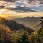 Downtown Retreat Whispering Pines 534