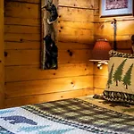 Romantic Log Cabin With Hot Tub