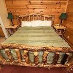 Cabin Close To Parkway Rd With River View