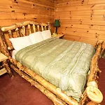 Cabin Close To Parkway Rd With River View