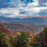 2 Miles From Dollywood Family Resort With Seasonal Outdoor Swimming Pool, Year Around Heated Indoor Swimming Pool, Townhome Style Cabin, Private Hot Tub, Arcade, Tv, Wifi, Kitchen With Refrigerator, Washer And Dryer