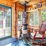 Romantic Gem, 2 Acres, Hot Tub, Free Pet, King Bed