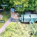 Romantic Gem, 2 Acres, Hot Tub, Free Pet, King Bed