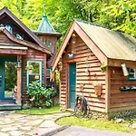 Romantic Gem, 2 Acres, Hot Tub, Free Pet, King Bed