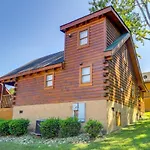 Pigeon Forge Vacation Rental - Walk Downtown!