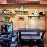 Cozy Cabin Walking Distance To Parkway!