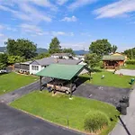 Large Home - Walking Distance To Parkway