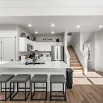 New Cabin - Heated Indoor Pool, Jacuzzi, Gameroom