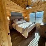 Brand New 4/4 Minutes To Dollywood W/ Hottub!