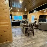 Brand New 4/4 Minutes To Dollywood W/ Hottub!