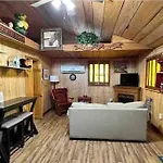 Cozy Cabin Walking Distance To Parkway!