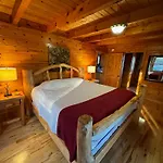 Smoky Paws - Exceptional Cabin, Stunning Mountain Views, Hot Tub, Tranquil, Gigabit Internet, Free L2 Ev