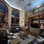 Crestview Estate 5 Acres-Heated Pool-5Min To Strip