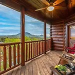 New Majestic 5 Star Amazing View, Pool, Hot Tub!