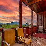 New Majestic 5 Star Amazing View, Pool, Hot Tub!