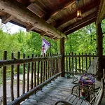 Er69 - Rachel\'S Tree House - Great Location, Close To All The Action! Cabin