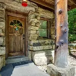 Er69 - Rachel\'S Tree House - Great Location, Close To All The Action! Cabin