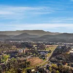 Pinecrest Townhomes-1King-2Queen Unit